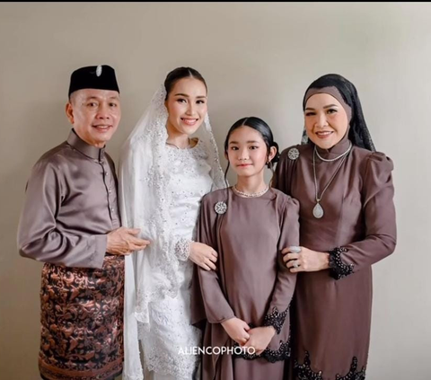 12 Potret Pertunangan Ayu Ting Ting, Cantik Pakai Gaun Putih & Calon Suaminya Bikin Salfok Ganteng Banget