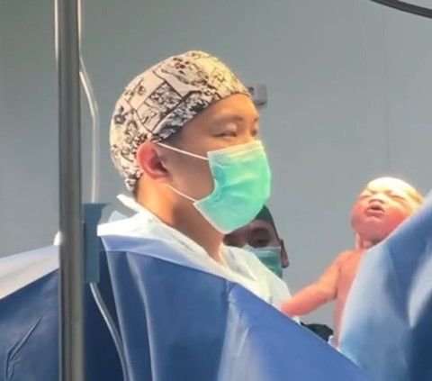 Obstetrician Accompanies Wife Giving Birth, Initially Nervous But Eventually Relieved