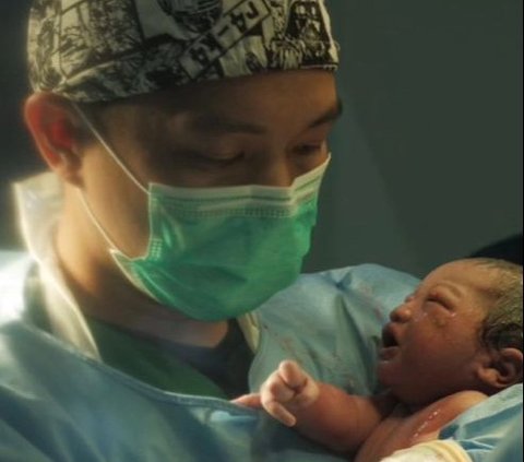 Obstetrician Accompanies Wife Giving Birth, Initially Nervous But Eventually Relieved