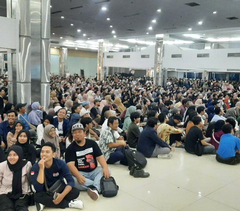 Peserta 'Desak Anies' di Surabaya Membludak, Anies: Ini Rekor