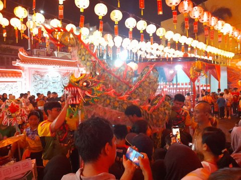 Meriahnya Perayaan Imlek di Kota Padang, Semarak dengan Lampion dan Barongsai
