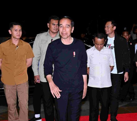 Ketika Jokowi Bersama Para Menteri Berkumpul Nikmati Malam di IKN
