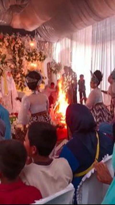 Viral Acara Pernikahan dengan Upacara Adat Sunda Lengser, Panggung Pelaminan Ini Nyaris Terbakar<br>
