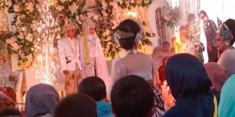 Viral Acara Pernikahan dengan Upacara Adat Sunda Lengser, Panggung Pelaminan Ini Nyaris Terbakar