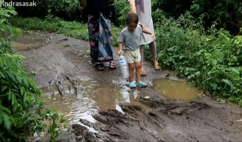 Dikarenakan cuaca sedang hujan rintik-rintik, Indra menjelaskan bahwa mereka hendak mengambil pakan sapi yang berada di atas.<br>