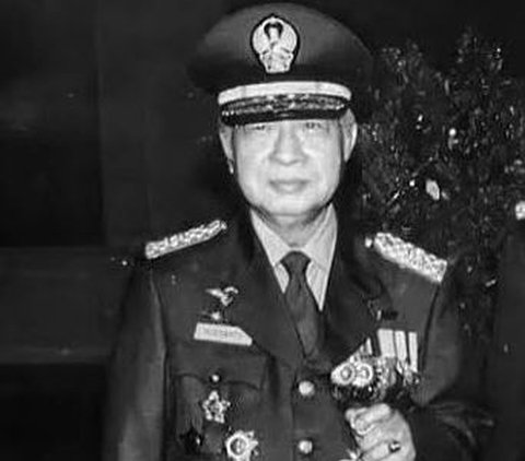 Potret Lawas Presiden Soeharto Mendapat Pangkat Jenderal Besar Bintang 5, Didampingi Sosok Jenderal Bintang 4