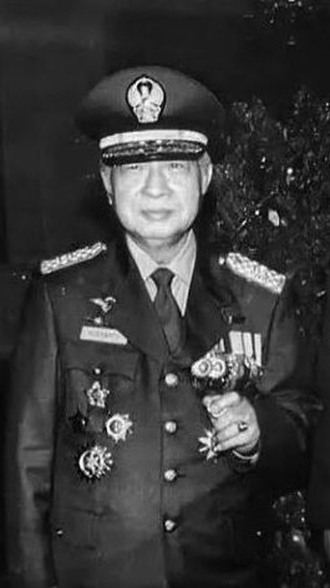 Mengabadikan momen, Soeharto nampak menatap lurus ke arah depan. Sosoknya tampil gagah dan penuh wibawa usai mendapat gelar jenderal besar.