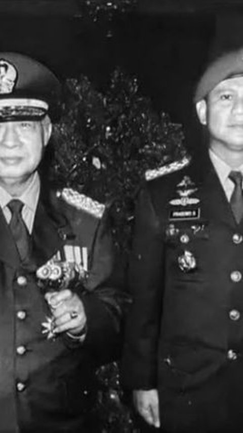 Potret Lawas Presiden Soeharto Mendapat Pangkat Jenderal Besar Bintang 5, Didampingi Sosok Jenderal Bintang 4