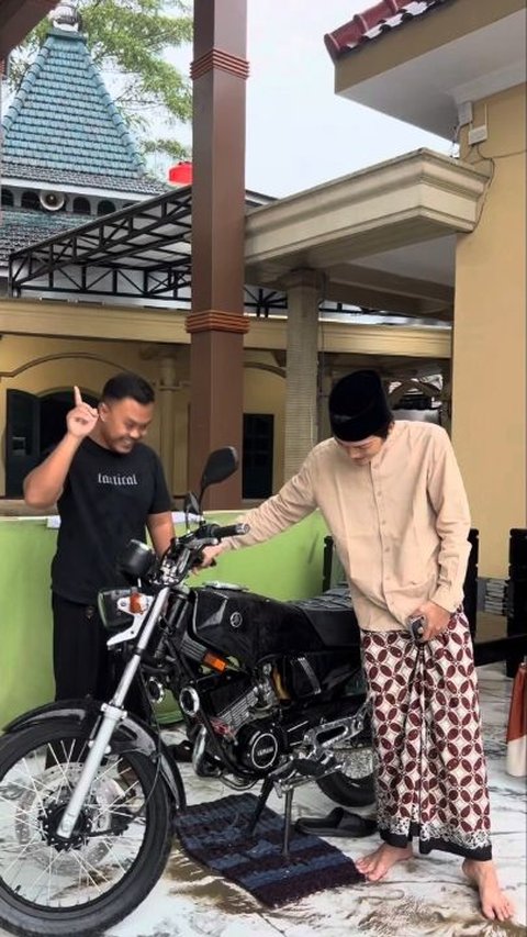 Ninja 2 Tak Sudah Punya, Kini Gus Iqdam Dapat Hadiah Yamaha RX-King ...