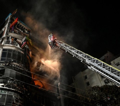 Peristiwa kebakaran dahsyat terjadi pada gedung 7 lantai di sebuah kawasan elit di Dhaka, Bangladesh, Kamis (29/2/2024). Akibatnya, sebanyak 43 orang tewas dalam kebakaran dahsyat tersebut, sedangkan puluhan orang lainnya terluka. Munir Uz Zaman/AFP