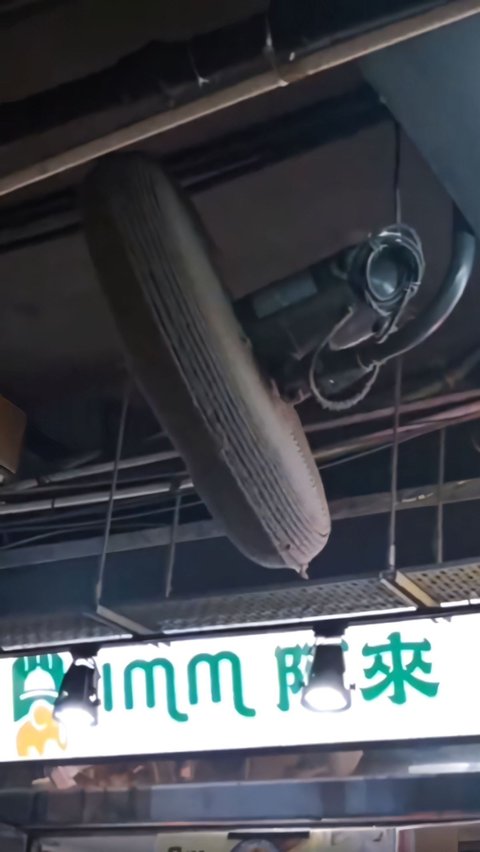 Thought to be a Motorcycle Tire, Turns Out to be a Dusty Fan that Hasn't Been Cleaned for Years, Netizens: '2% Wind, 98% Dust'