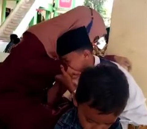 Momen Haru Santri Diberi Kejutan Sang Ibu, Didatangi Langsung Gercep Peluk & Cium Tangan