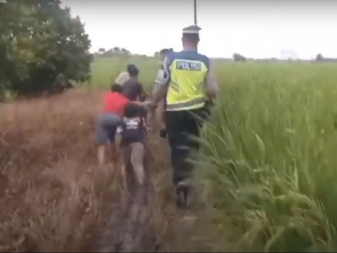 Viral Aksi Bocah Balap Liar Kabur dari Razia Polisi, Endingnya Malah Terjebak Lumpur Sawah