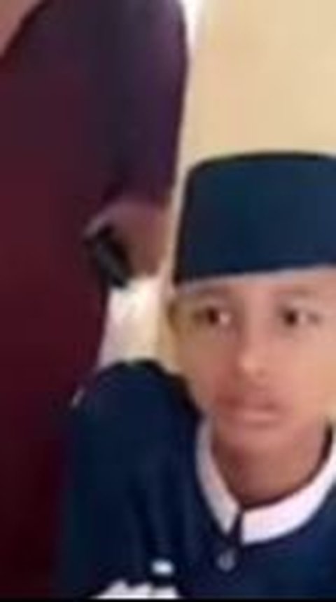 Tengah asyik melakukan rutinitas di pondok pesantren, sosoknya tak tahu soal kedatangan ibu. Sang ibunda pun nampak mendatangi sang putra dari arah belakang.