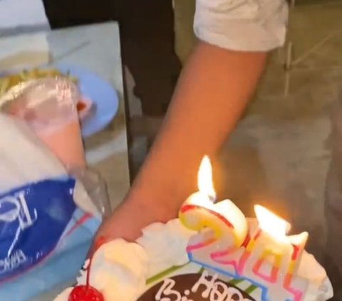 Kue ini bertuliskan 'Happy Birthday Bu Ayu Cantik,