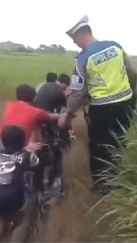 Viral Aksi Bocah Balap Liar Kabur dari Razia Polisi, Endingnya Malah Terjebak Lumpur Sawah