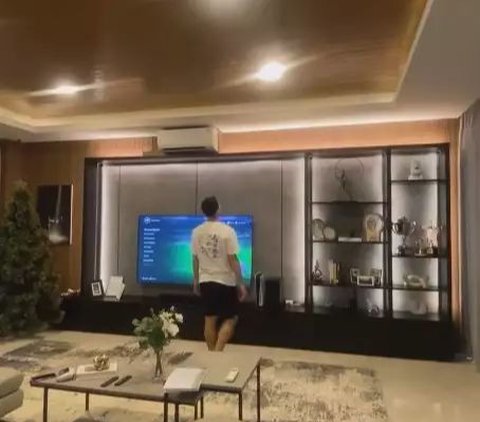 Once Lived in a Narrow Alley, Now Jonatan Christie Has a Luxurious House Equipped with Elevator