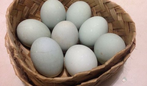 <b>1. Gunakan Telur Ayam dan Telur Bebek</b><br>
