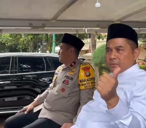 Dicecar Perkembangan Kasus Firli Bahuri, Irjen Karyoto Acungkan Jempol & Tinggalkan Wartawan