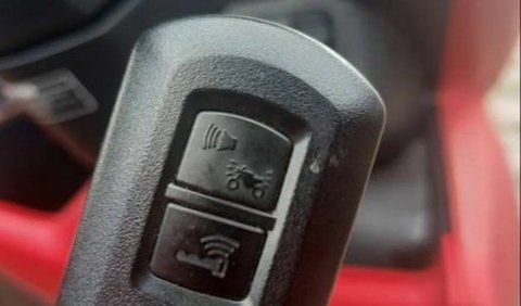 Dia mengaku kebingungan setelah kehilangan kunci motor 'keyless' di jalan.