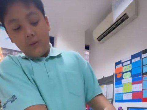 Momen Kris Dayanti saat Hadiri Acara Sekolah Putranya, Bikin Bangga Melihat Kellen Lancar Berbahasa Inggris