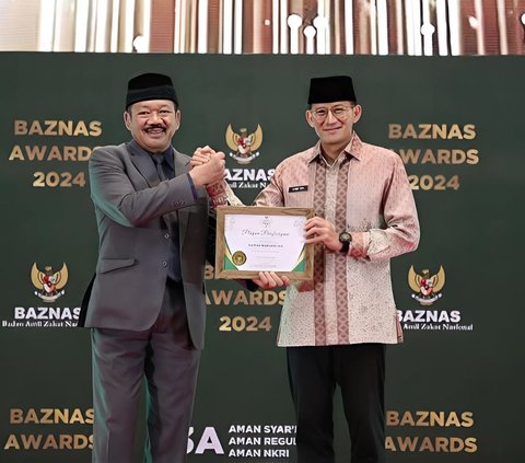 Minister of Tourism and Creative Economy, Sandiaga Uno, Receives Exemplary Muzaki Award from Baznas Awards 2024