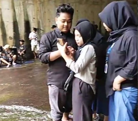 Viral Potret Penjual Kopi di Bawah Jembatan Pasuruan, Warganet Dibuat Khawatir