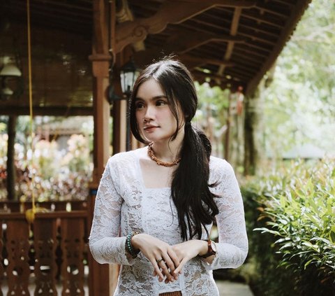 10 Beautiful Portraits of Fanny Soegiarto who Suddenly Emerged as the Vocalist of Soegi Bornean