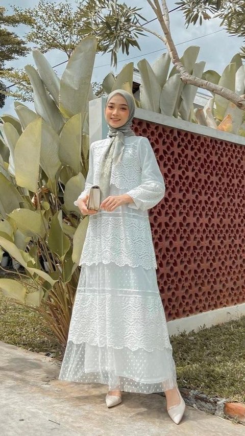 Gamis Model A-Line dengan Hiasan Renda