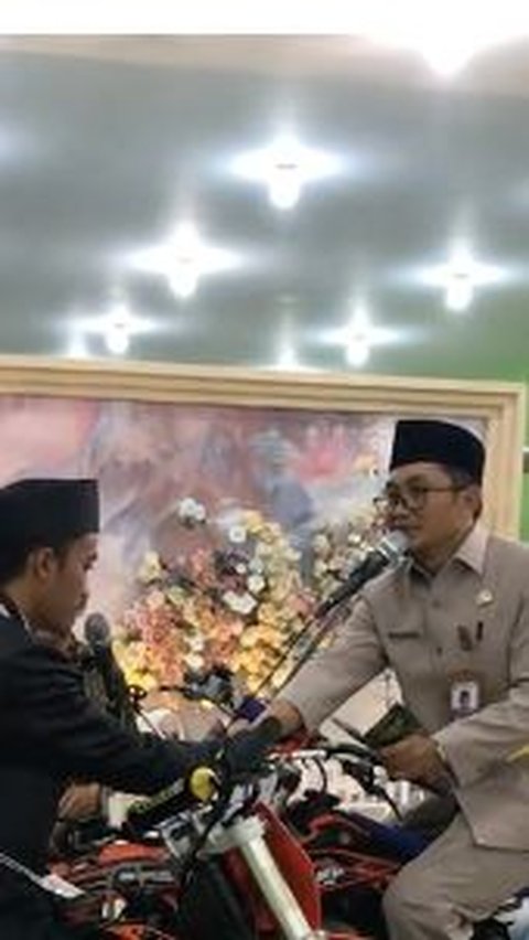 Viral Pengantin Ucap Ijab Kabul di Atas Motor Trail, Momen Sahnya Ditutup dengan Geberan Knalpot<br>