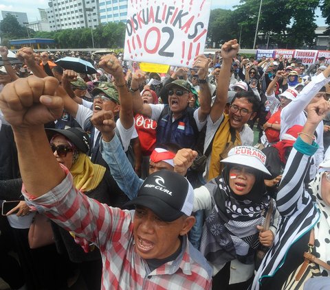 Massa dari berbagai elemen saat melakukan aksi unjuk rasa di depan Gedung DPR, Jakarta, Jumat (1/3/2024). Dalam aksinya, mereka memprotes pelaksanaan Pemilu 2024 yang dinilai penuh kecurangan. Merdeka.com/Arie Basuki<br>