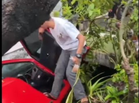 Car Enters Roadside Gutter, Netizens Focus on Man Carrying Ice Cekek