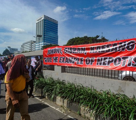 FOTO: Geruduk DPR, Massa Tolak Pemilu Curang Tuntut Jokowi Dimakzulkan