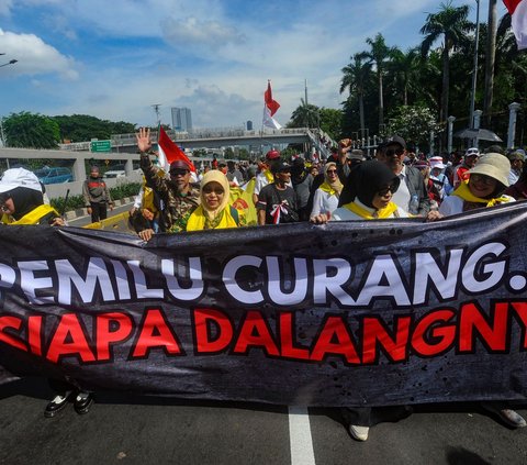 FOTO: Geruduk DPR, Massa Tolak Pemilu Curang Tuntut Jokowi Dimakzulkan