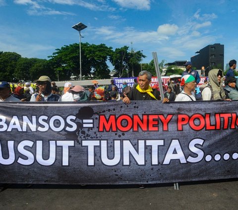 FOTO: Geruduk DPR, Massa Tolak Pemilu Curang Tuntut Jokowi Dimakzulkan