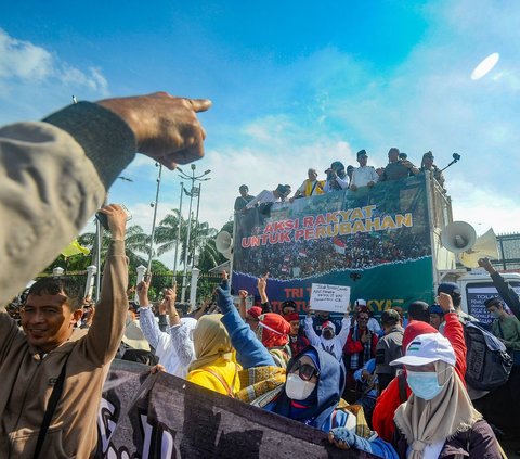 FOTO: Geruduk DPR, Massa Tolak Pemilu Curang Tuntut Jokowi Dimakzulkan