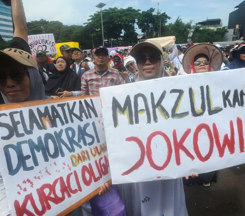 FOTO: Geruduk DPR, Massa Tolak Pemilu Curang Tuntut Jokowi Dimakzulkan