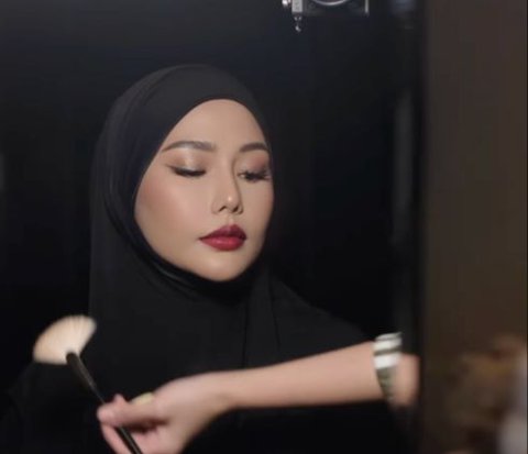 Dara Arafah Appears Bold and Sultry with Red Lipstick, Praise Flows