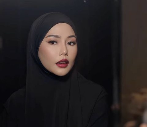 Dara Arafah Appears Bold and Sultry with Red Lipstick, Praise Flows