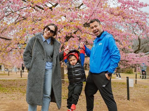 So Sweet! Potret Mesra Raffi Ahmad dan Nagita Slavina di Jepang, Netizen 'Bismillah 2024 Otw Adek Cipung'