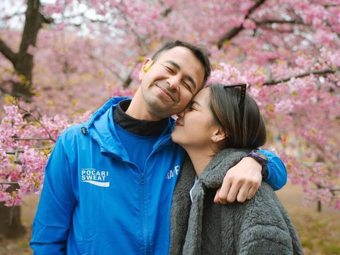 So Sweet! Potret Mesra Raffi Ahmad dan Nagita Slavina di Jepang, Netizen 'Bismillah 2024 Otw Adek Cipung'