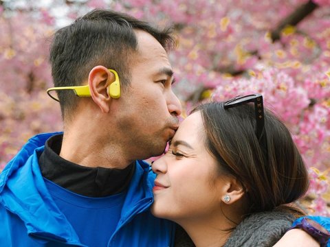 So Sweet! Potret Mesra Raffi Ahmad dan Nagita Slavina di Jepang, Netizen 'Bismillah 2024 Otw Adek Cipung'