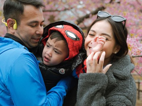 So Sweet! Potret Mesra Raffi Ahmad dan Nagita Slavina di Jepang, Netizen 'Bismillah 2024 Otw Adek Cipung'