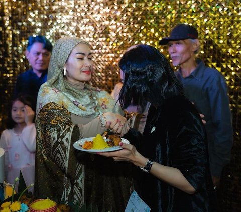 Portrait of Wika Salim's Birthday Flooded with Branded Gifts