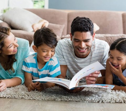7 Manfaat Membacakan Buku untuk Anak, Bantu Merangsang Otak si Kecil