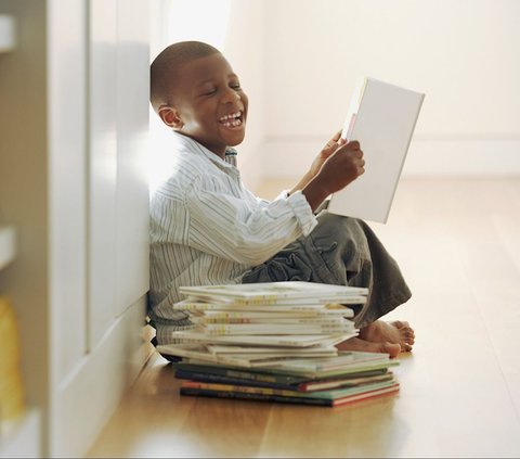 7 Manfaat Membacakan Buku untuk Anak, Bantu Merangsang Otak si Kecil