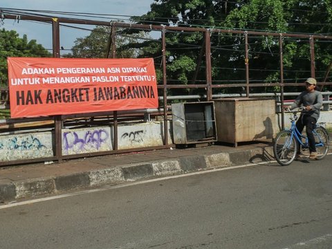 FOTO: Penampakan Spanduk Dukung Hak Angket DPR Bertebaran di Jakarta