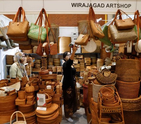 Pengunjung melihat produk kerajinan tangan pada pameran International Handicraft Trade Fair (Inacraft) 2024  di Jakarta Convention Center (JCC), Jakarta, Jumat (1/3/2024). Ajang tahunan Inacraft kembali hadir pada 28 Februari-3 Maret 2024. Liputan6.com/Herman Zakharia 