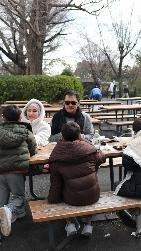 Potret Seru Hanung dan Zaskia ke Jepang Bawa 5 Anak, Selalu Hitung Personel
