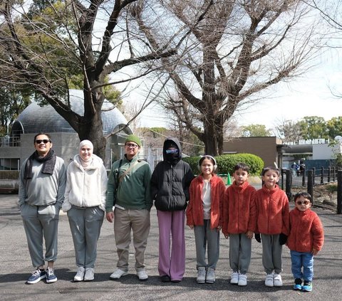 Exciting Portraits of Hanung and Zaskia in Japan with 5 Children, Always Counting Personnel